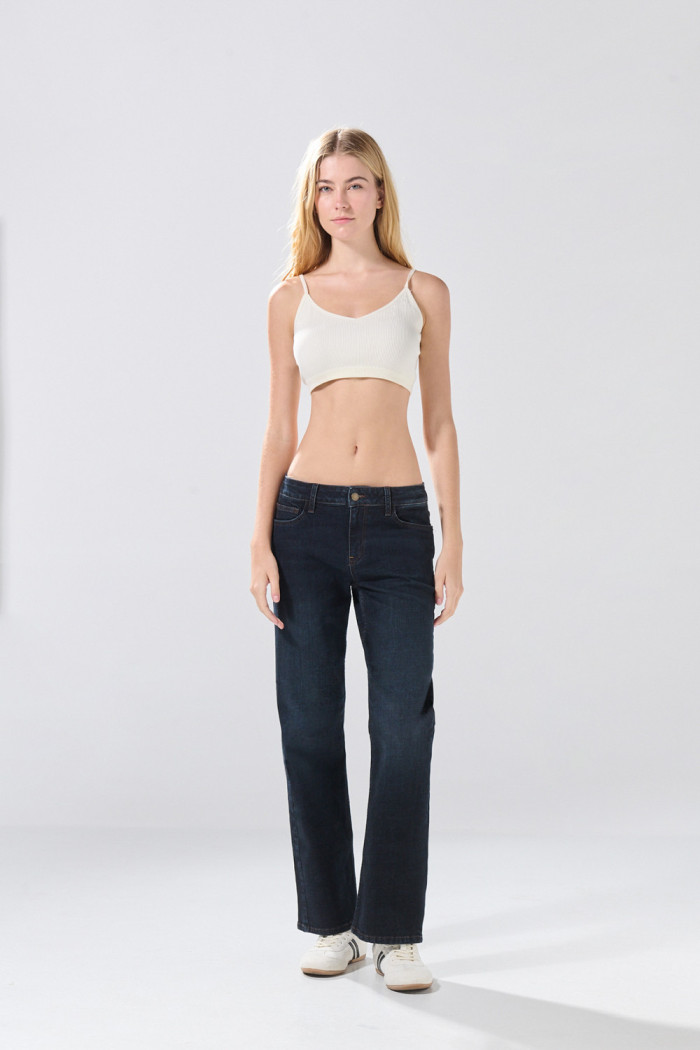Jean infaltables straight leg azul intenso con bota recta
