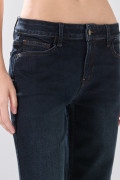 Jean infaltables straight leg azul intenso con bota recta

