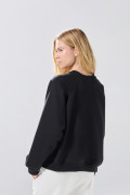 Buzo con cuello redondo unicolor y bordes en rib
