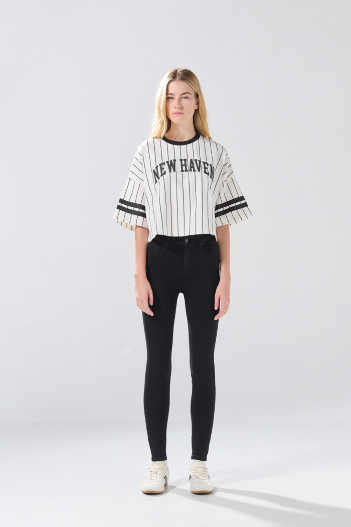 Jean negro súper skinny infaltables con tiro súper alto
