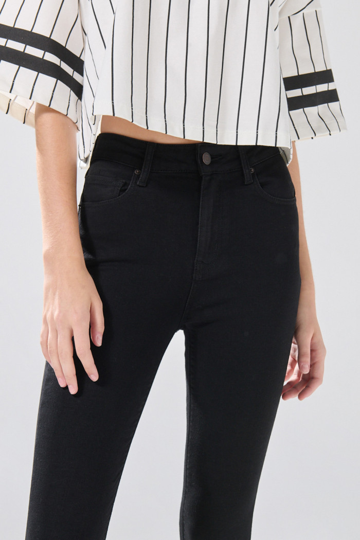 Jean negro súper skinny infaltables con tiro súper alto

