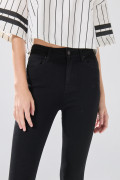 Jean negro súper skinny infaltables con tiro súper alto
