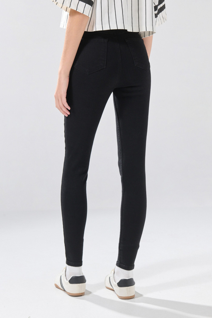 Jean negro súper skinny infaltables con tiro súper alto
