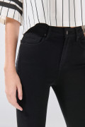 Jean negro súper skinny infaltables con tiro súper alto
