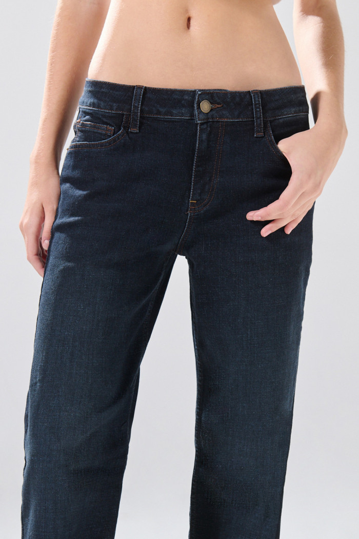 Jean infaltables straight leg bota recta azul con tiro bajo

