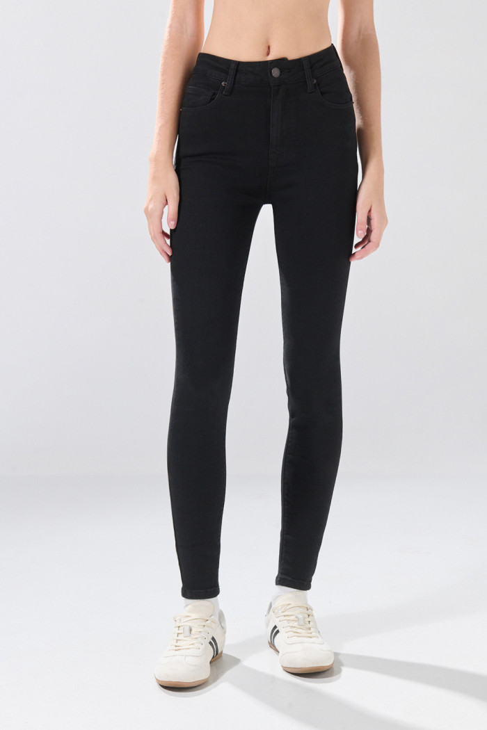 Jean negro súper skinny infaltables con botón y 5 bolsillos
