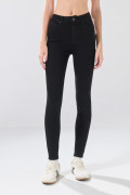 Jean negro súper skinny infaltables con botón y 5 bolsillos
