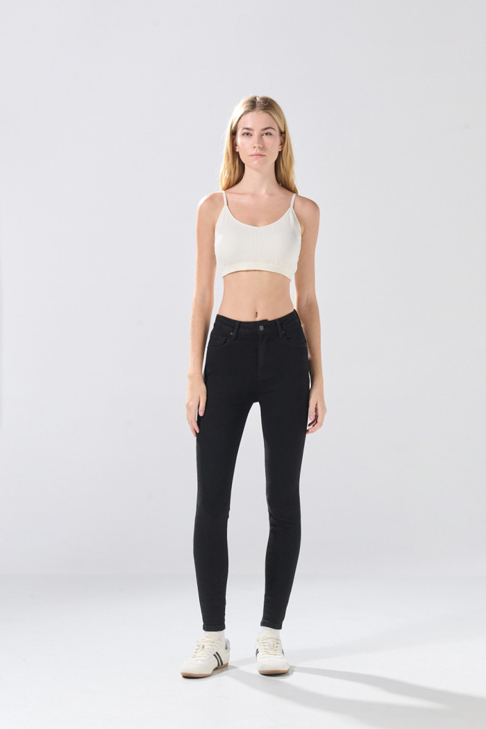 Jean negro súper skinny infaltables con botón y 5 bolsillos
