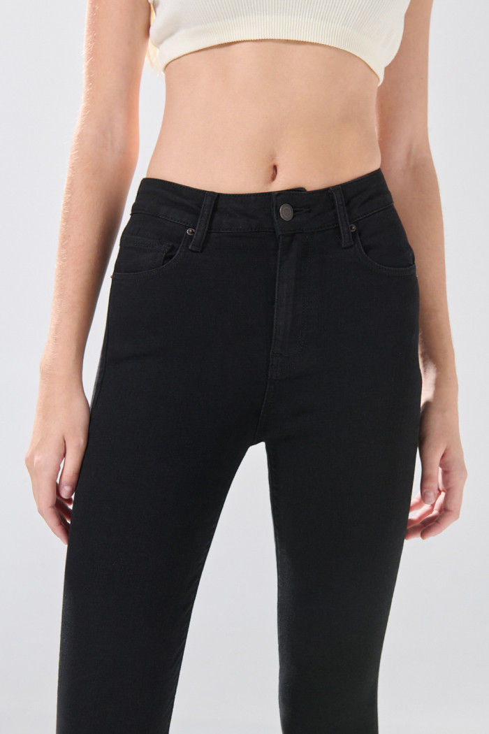 Jean negro súper skinny infaltables con botón y 5 bolsillos
