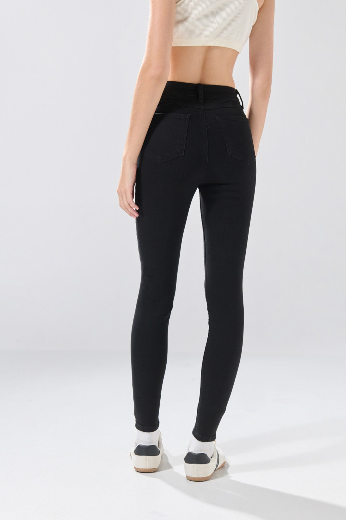 Jean negro súper skinny infaltables con botón y 5 bolsillos
