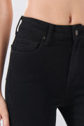 Jean negro súper skinny infaltables con botón y 5 bolsillos
