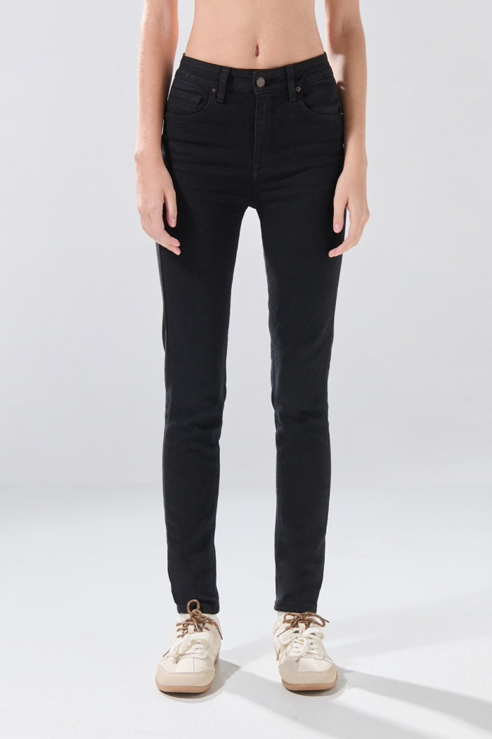 Jean push up tiro alto negro con realce y botón
