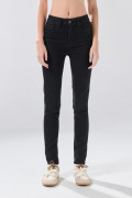 Jean push up tiro alto negro con realce y botón
