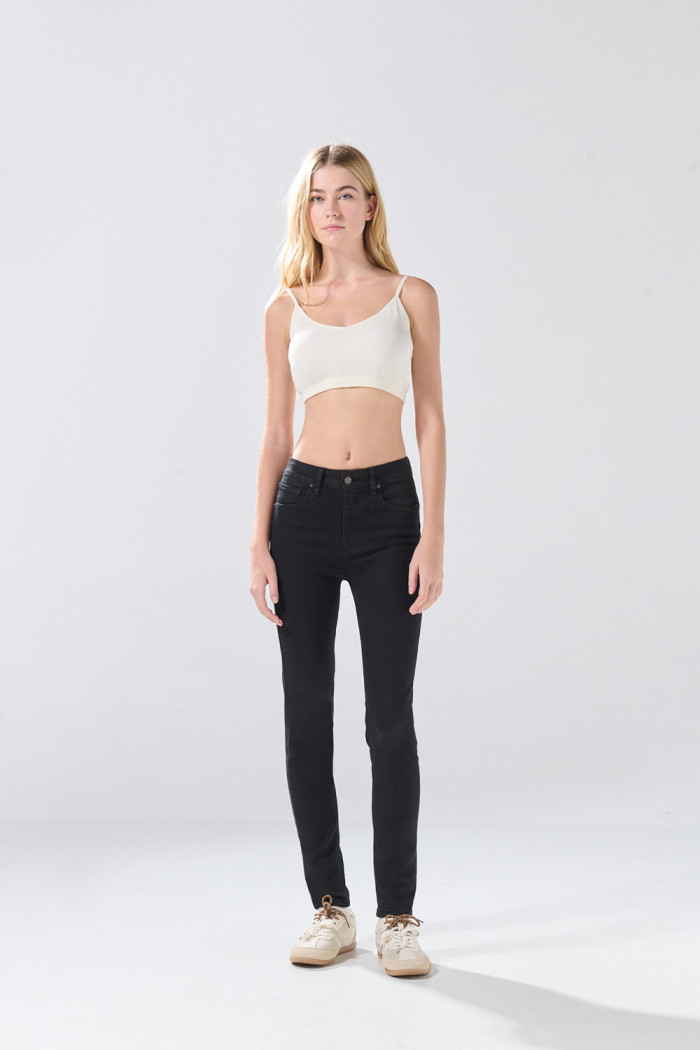 Jean push up tiro alto negro con realce y botón
