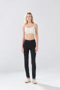 Jean push up tiro alto negro con realce y botón
