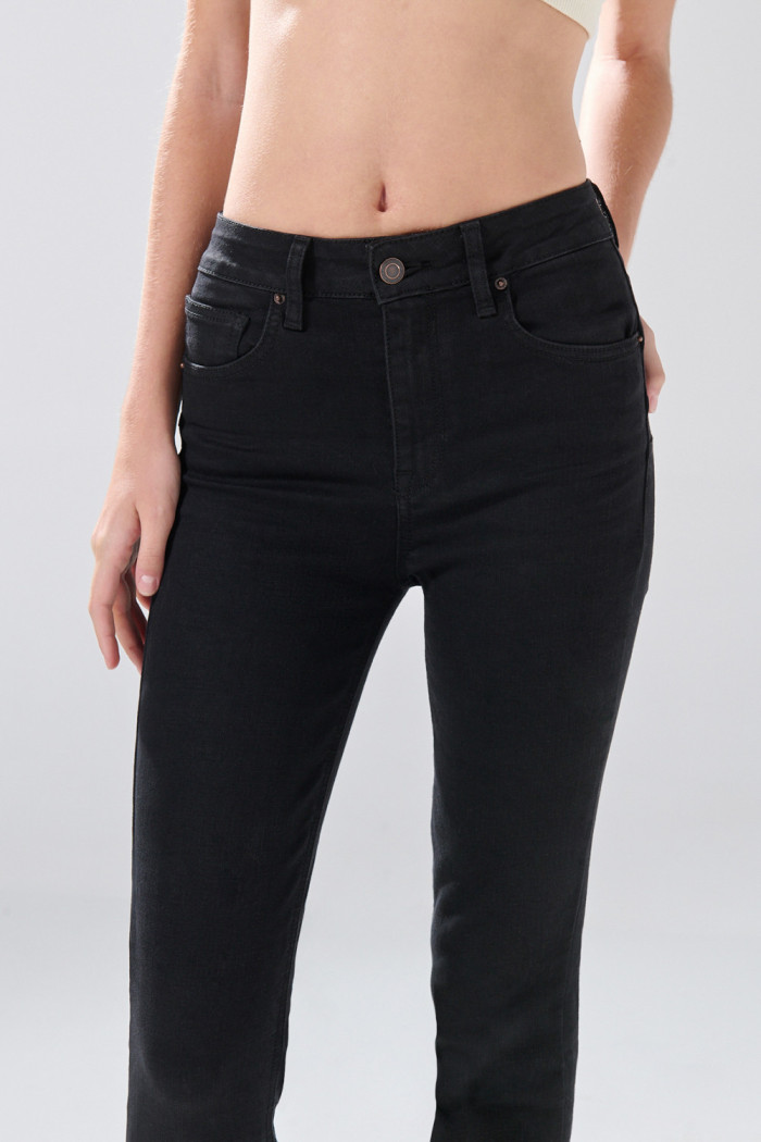 Jean push up tiro alto negro con realce y botón
