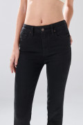 Jean push up tiro alto negro con realce y botón
