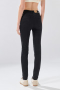 Jean push up tiro alto negro con realce y botón
