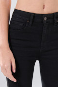 Jean push up tiro alto negro con realce y botón
