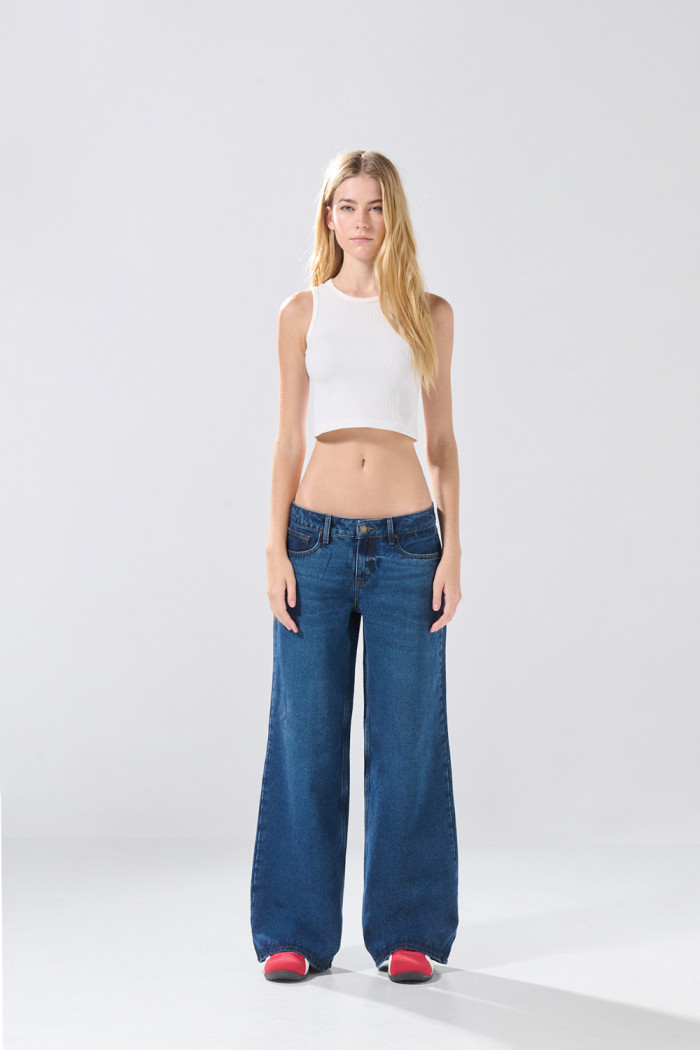 Jean open leg azul infaltables con tiro bajo y bota ancha
