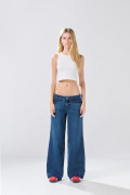 Jean open leg azul infaltables con tiro bajo y bota ancha
