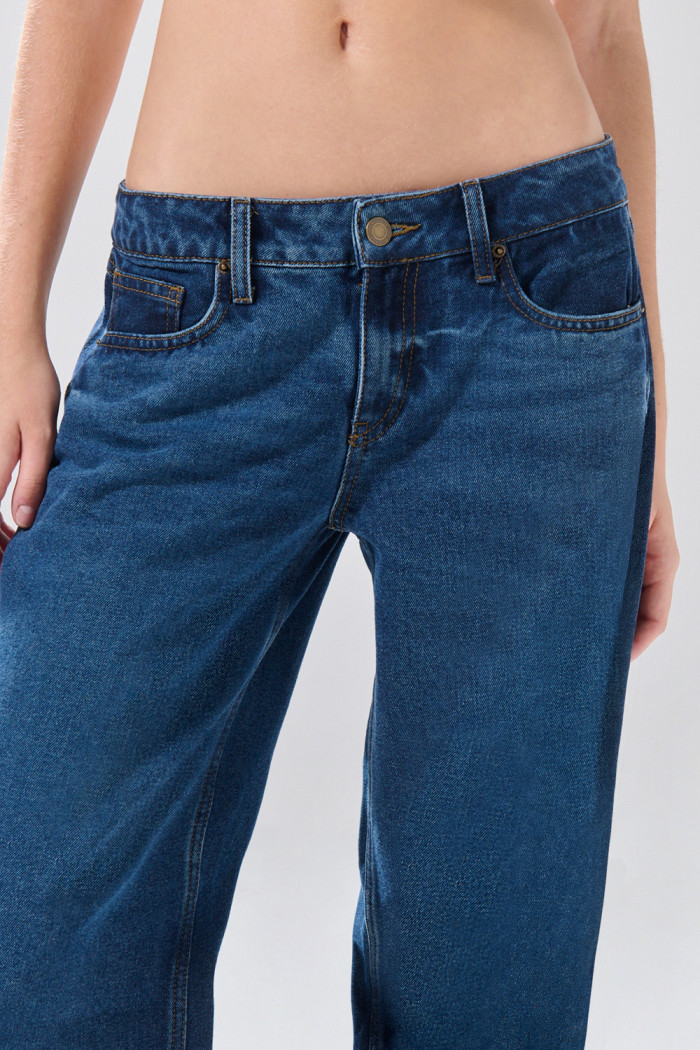 Jean open leg azul infaltables con tiro bajo y bota ancha
