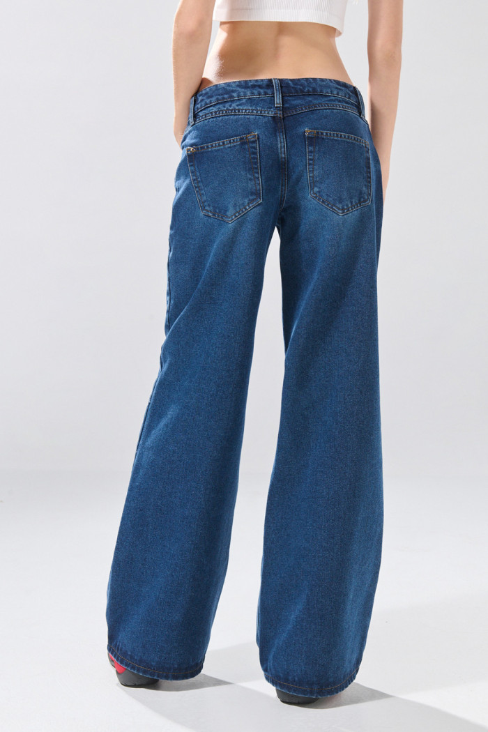 Jean open leg azul infaltables con tiro bajo y bota ancha
