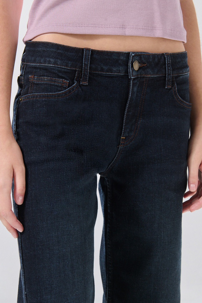 Jean tiro bajo straight leg azul infaltables con 5 bolsillos
