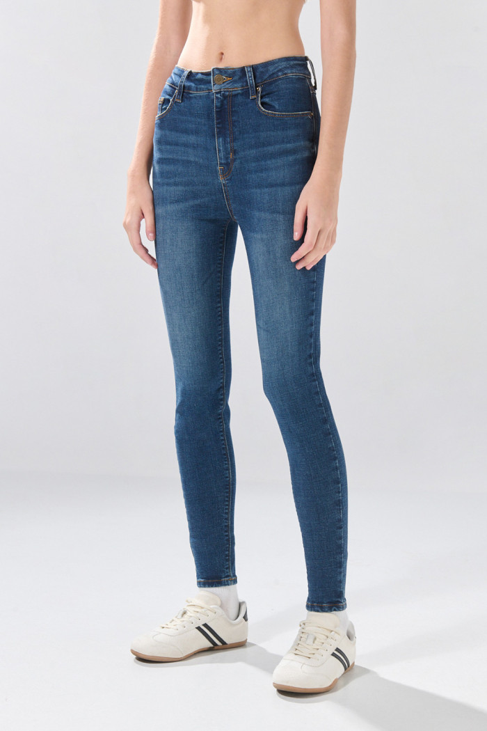 Jean azul oscuro súper skinny infaltables con costuras
