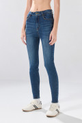 Jean azul oscuro súper skinny infaltables con costuras
