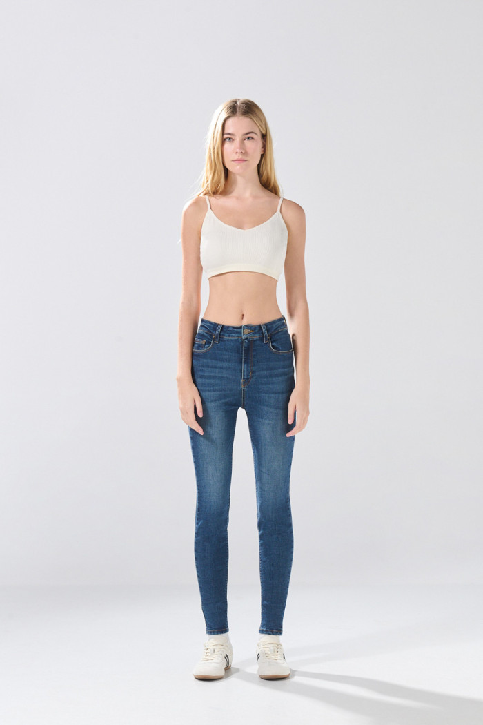 Jean azul oscuro súper skinny infaltables con costuras
