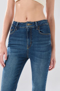 Jean azul oscuro súper skinny infaltables con costuras
