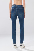 Jean azul oscuro súper skinny infaltables con costuras
