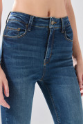 Jean azul oscuro súper skinny infaltables con costuras
