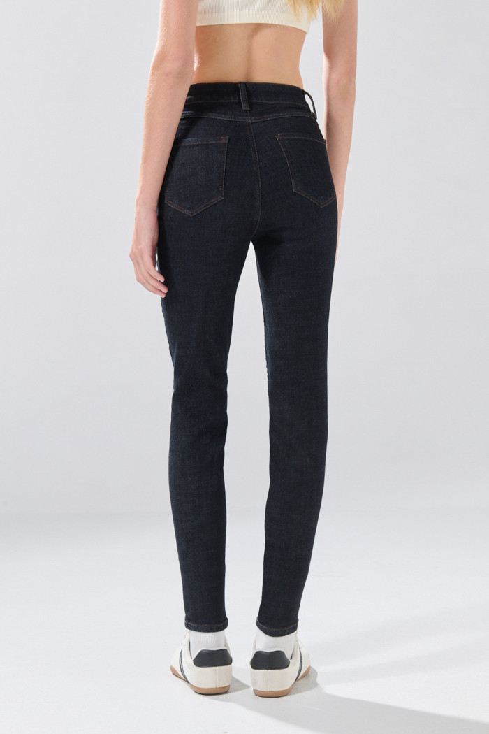 Jean súper skinny infaltables azul intenso con 5 bolsillos
