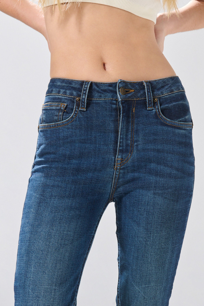 Jean tiro alto azul push up infaltables con pretina sencilla
