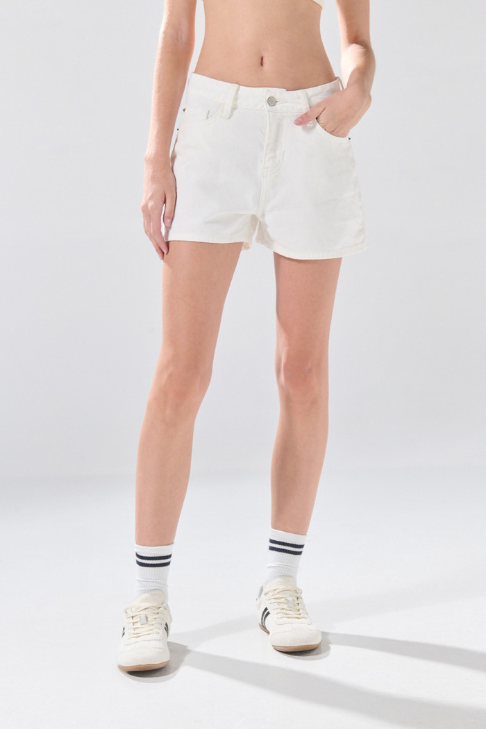 Short crema claro de jean infaltables con tiro alto
