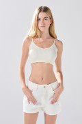 Short crema claro de jean infaltables con tiro alto
