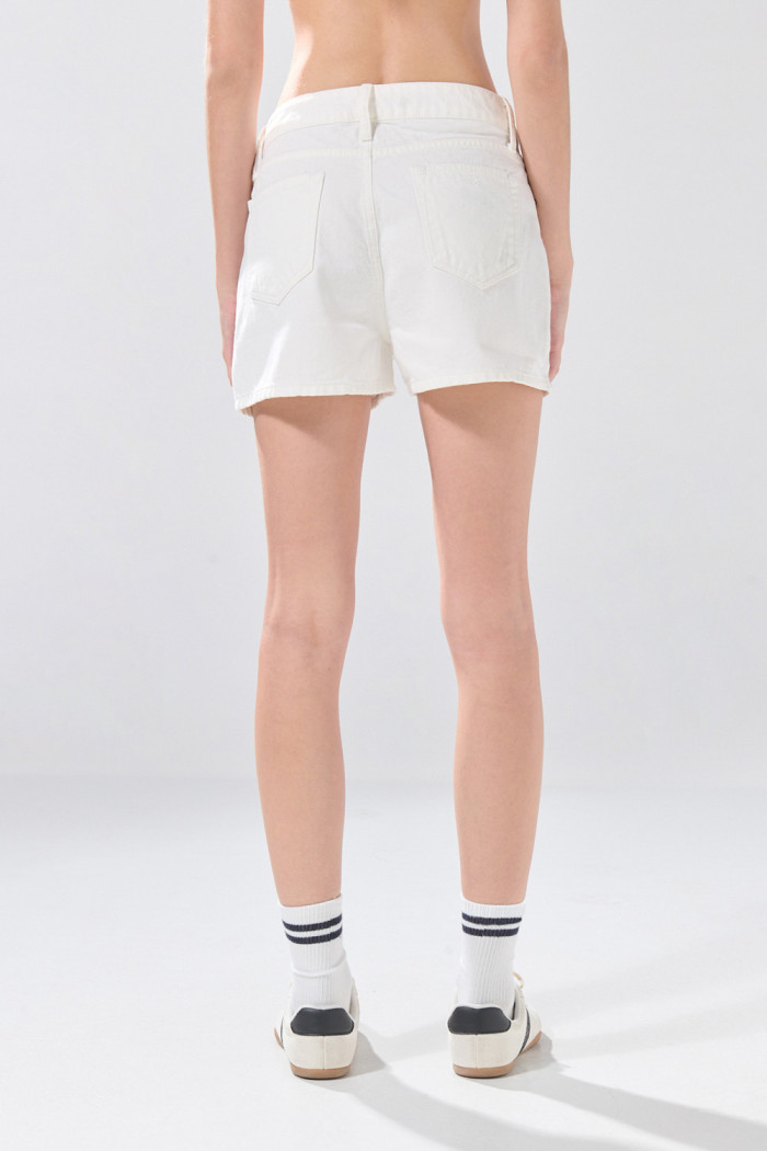 Short crema claro de jean infaltables con tiro alto
