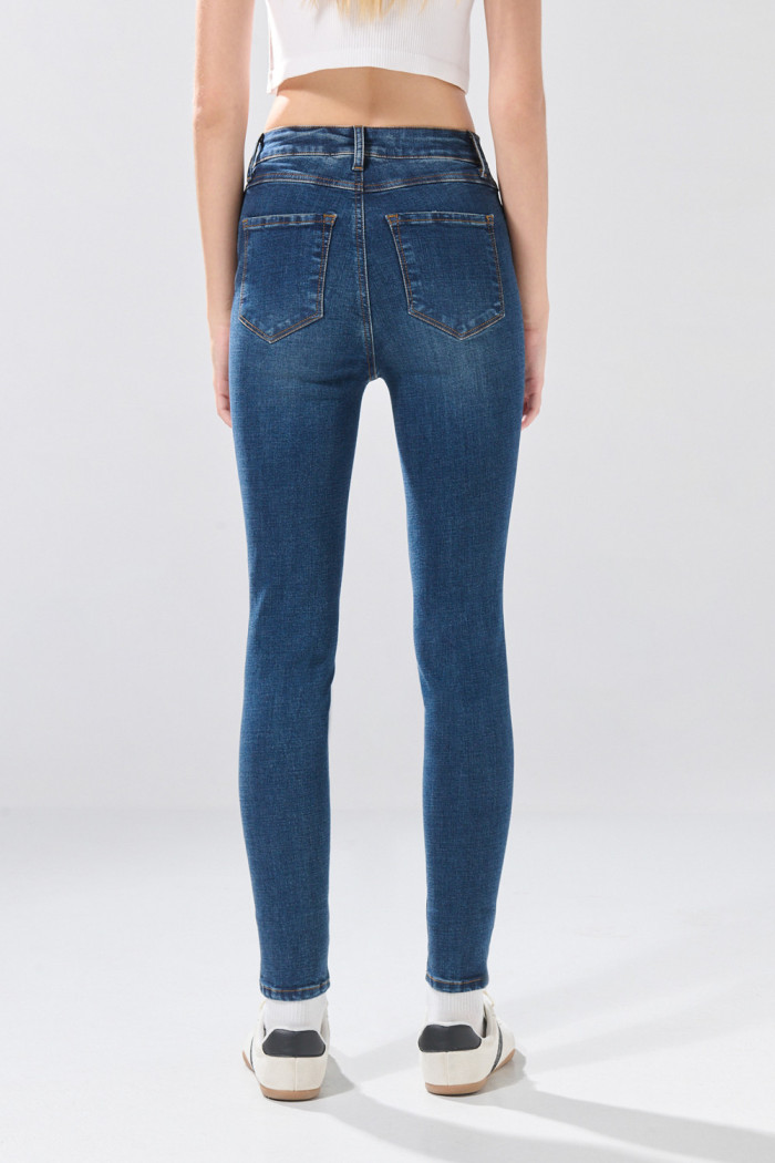 Jean azul oscuro súper skinny infaltables con tiro súper alto