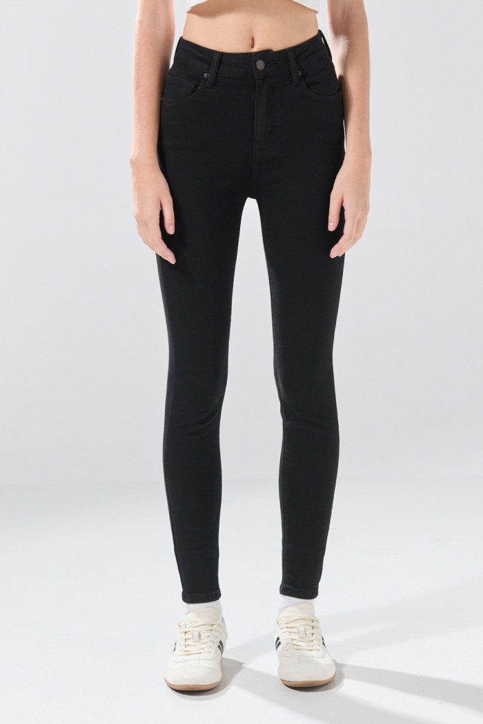 Jean infaltables súper skinny negro con 5 bolsillos
