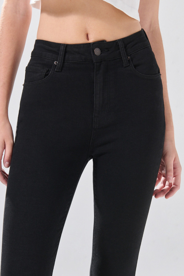 Jean infaltables súper skinny negro con 5 bolsillos
