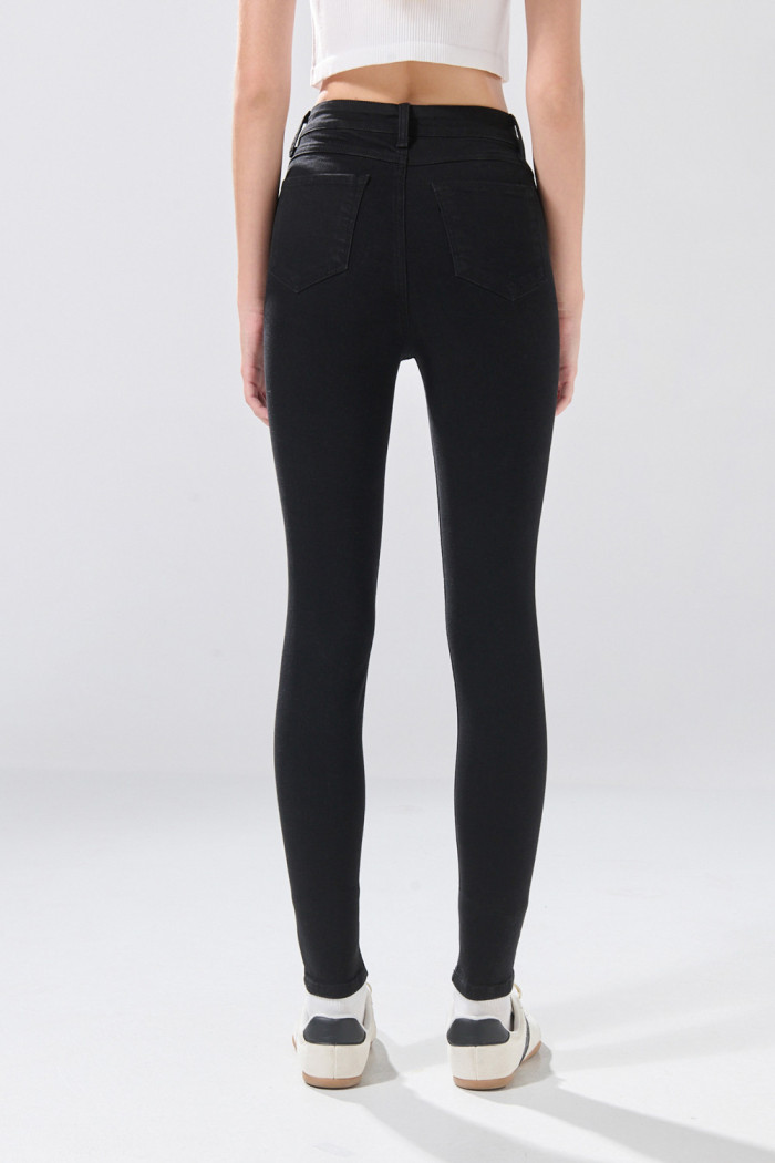 Jean infaltables súper skinny negro con 5 bolsillos
