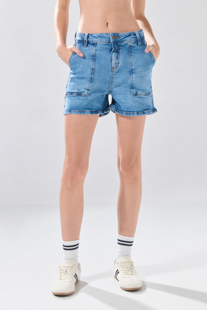Short de jean azul medio con 5 bolsillos y tiro alto
