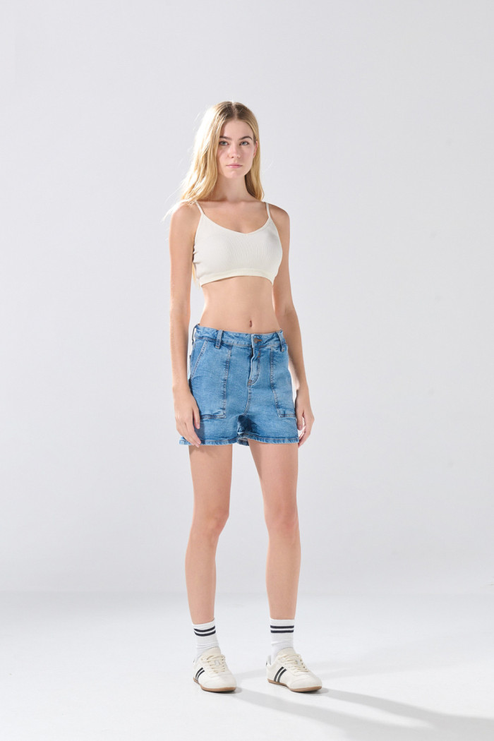 Short de jean azul medio con 5 bolsillos y tiro alto
