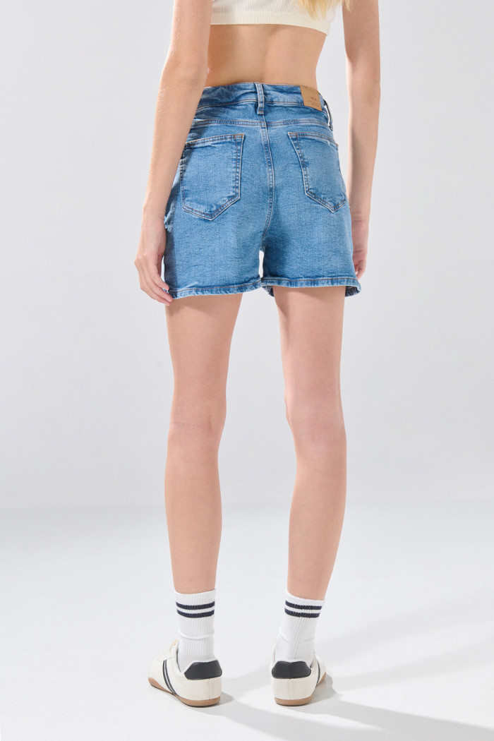 Short de jean azul medio con 5 bolsillos y tiro alto
