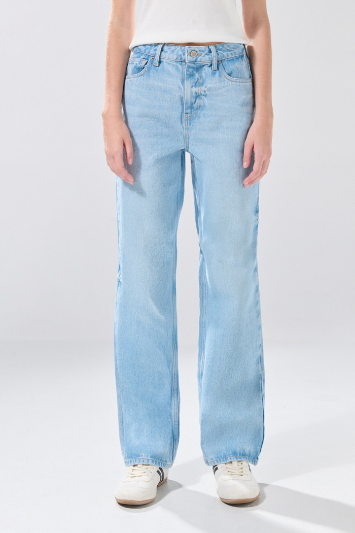 Jean 90´S azul claro infaltables tiro alto con bota recta
