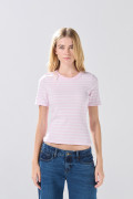 Camiseta manga corta rosada clara con rayas blancas
