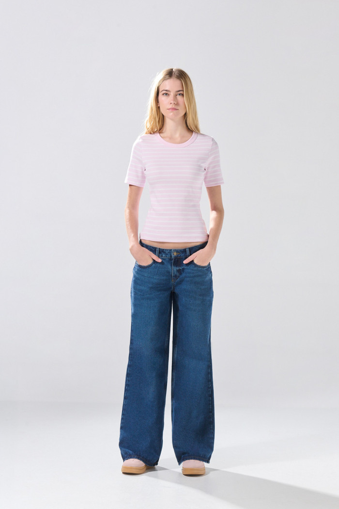 Camiseta manga corta rosada clara con rayas blancas
