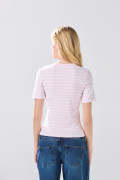 Camiseta manga corta rosada clara con rayas blancas
